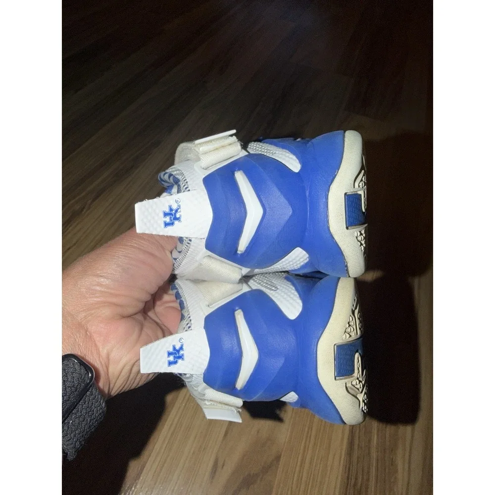 Nike LeBron Soldier 9 Premium Kentucky Youth 4Y Kids Sneakers Tennis Shoes 2015
